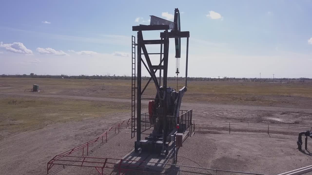 antena: pumpjack asintiendo continuamente, cosechando combustibles fósiles para la energía