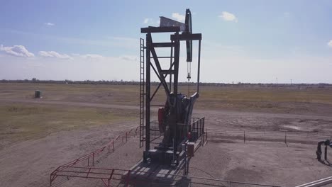 Aéreo:-El-Pumpjack-Asiente-Continuamente,-Recolectando-Combustibles-Fósiles-Para-Obtener-Energía