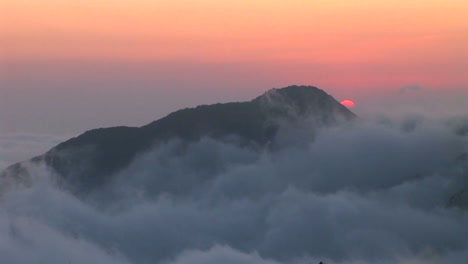 Las-Nubes-Ruedan-Por-El-Cielo-Sobre-Una-Formación-Rocosa-En-Esta-Hermosa-Toma-De-Lapso-De-Tiempo