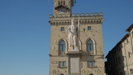 estatua frente a un ayuntamiento en italia