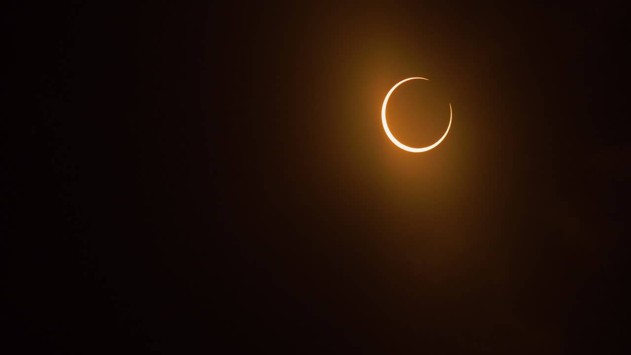 lapso de tiempo de un eclipse solar anular momentos antes de entrar en la totalidad, 14 de octubre de 2023