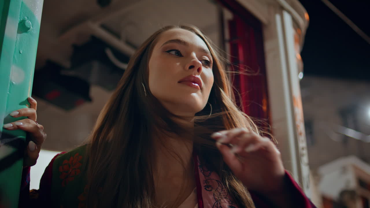 modelo de moda posando en el crepúsculo de la noche ciudad primer plano. retrato de mujer en la ciudad nocturna