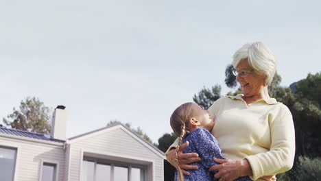 la abuela y la niña se abrazan felizmente 4k 4k