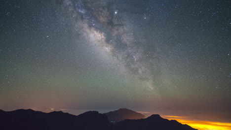 timelapse de la vía láctea subiendo en el cielo despejado de la isla de la palma, islas canarias, españa