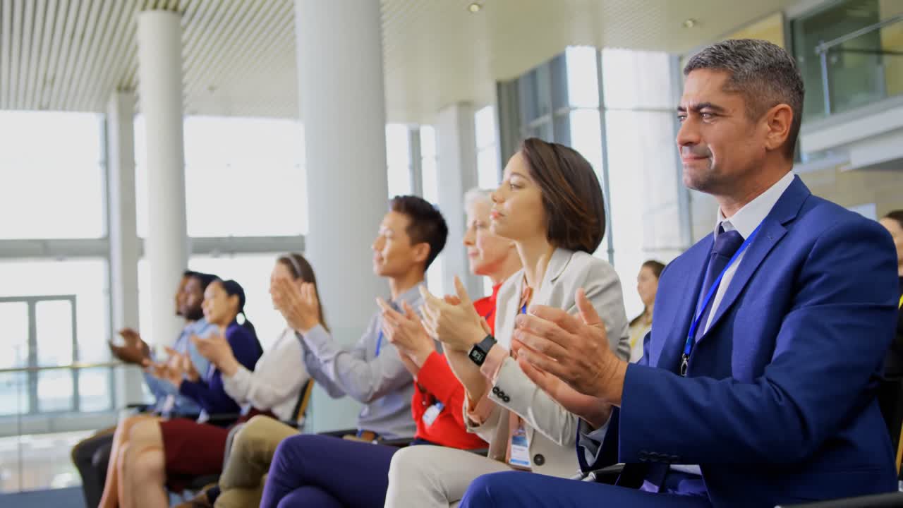 Professionisti che applaudono al seminario aziendale 4k
