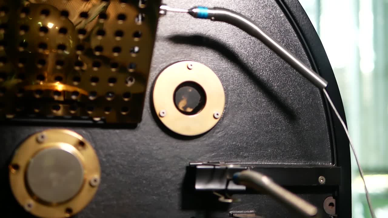 커피 로스터를 이용한 커피 로스팅 과정 영상