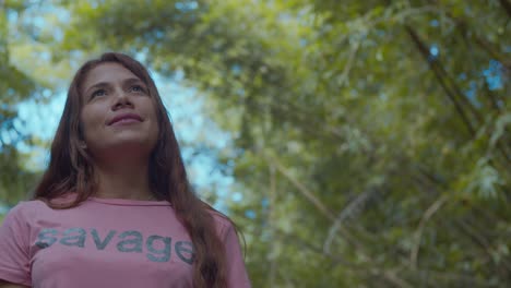 latina sonriendo y divirtiéndose en la isla tropical de trinidad