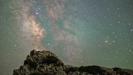 Vista-Del-Cielo-Nocturno-De-La-Vía-Láctea-En-El-Lapso-De-Tiempo-Del-Punto-De-Vista-De-La-Roca-De-Afrodita