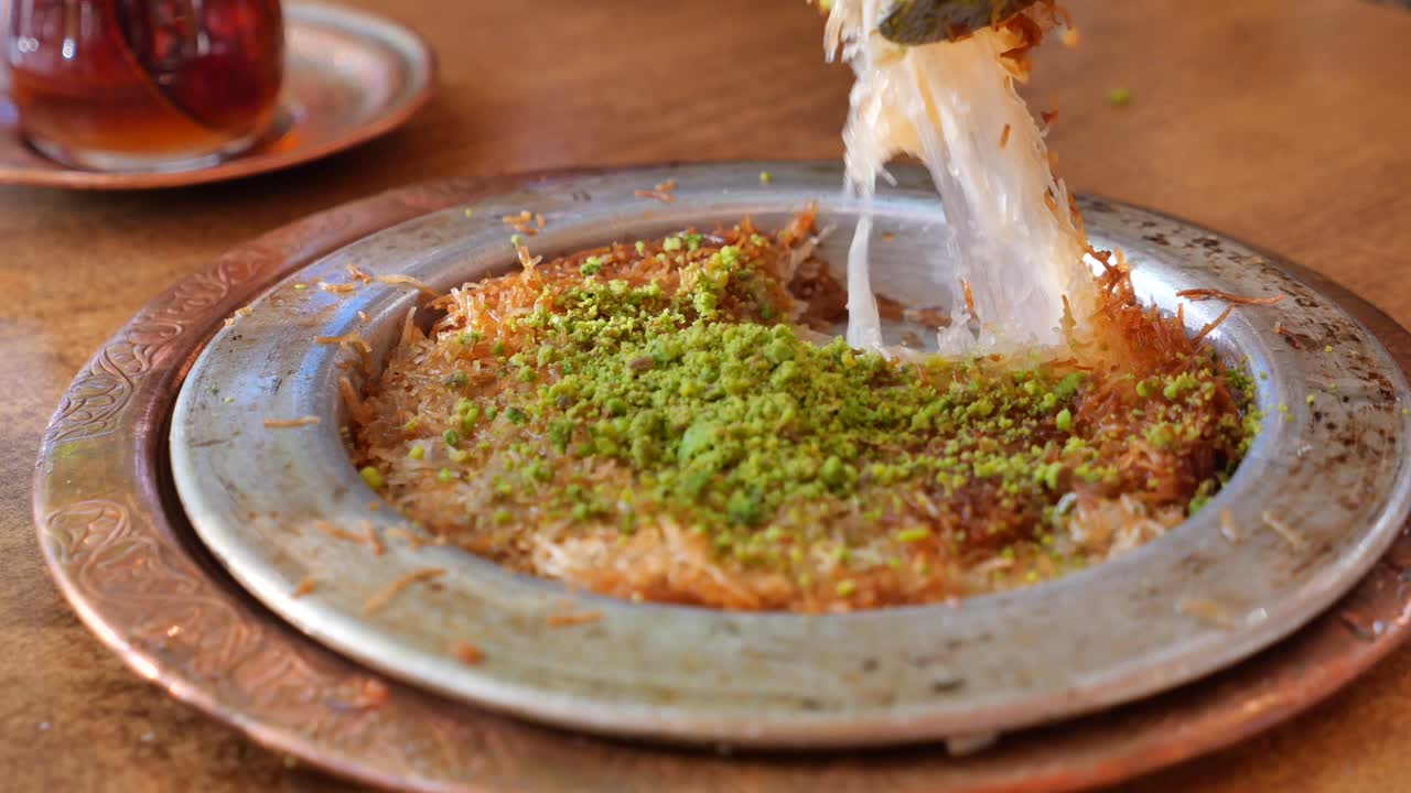 파스타치오와 함께 터키 바클라바를 먹는 것