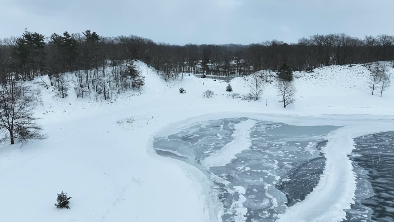 작은 주차장을 향해 공중 추진