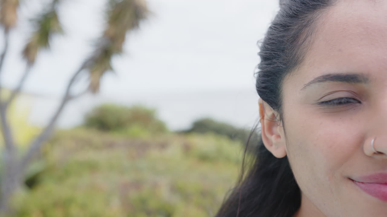 Donna asiatica sorridente con piercing al naso che si gode un ritiro spa all'aperto nella natura, spazio per il testo.