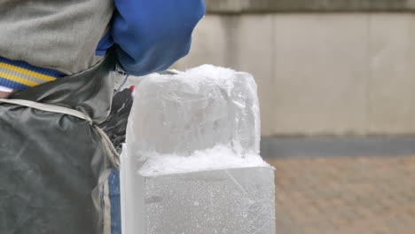 hombre cincelando en un bloque de hielo. estático, lento