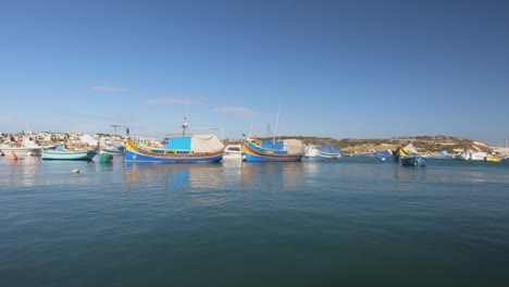 Los-Coloridos-Barcos-De-Pesca-Tradicionales-Malteses,-El-Luzzu-Y-El-Kajjik-En-Marsaxlokk,-Malta