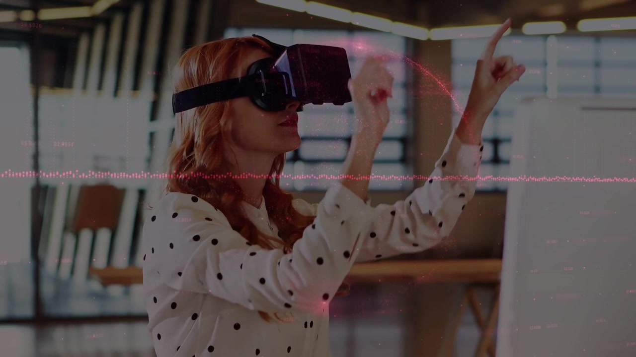Aikuinen nainen mustat VR-lasit päässään, vaaleanpunainen aaltomuoto ilmestyy, ojentaa kätensä ja nipistää virtuaalista käyttöliittymää muokatakseen sitä.