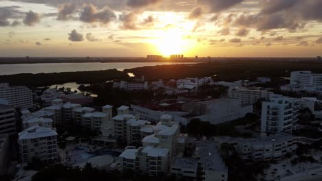 toma panorámica de drones de la puesta de sol en el caribe cancún méxico