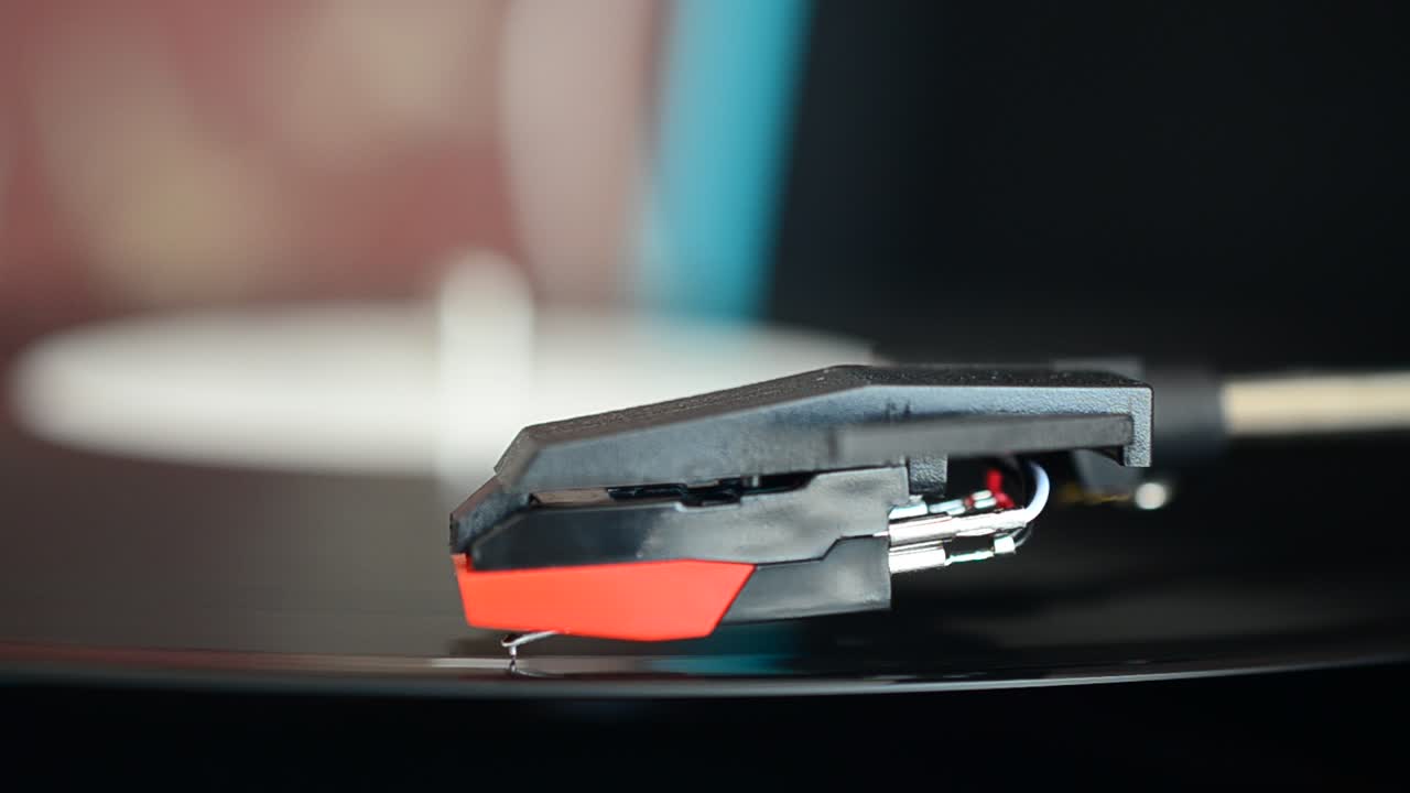 Platespiller. Nål på en vinylplate.