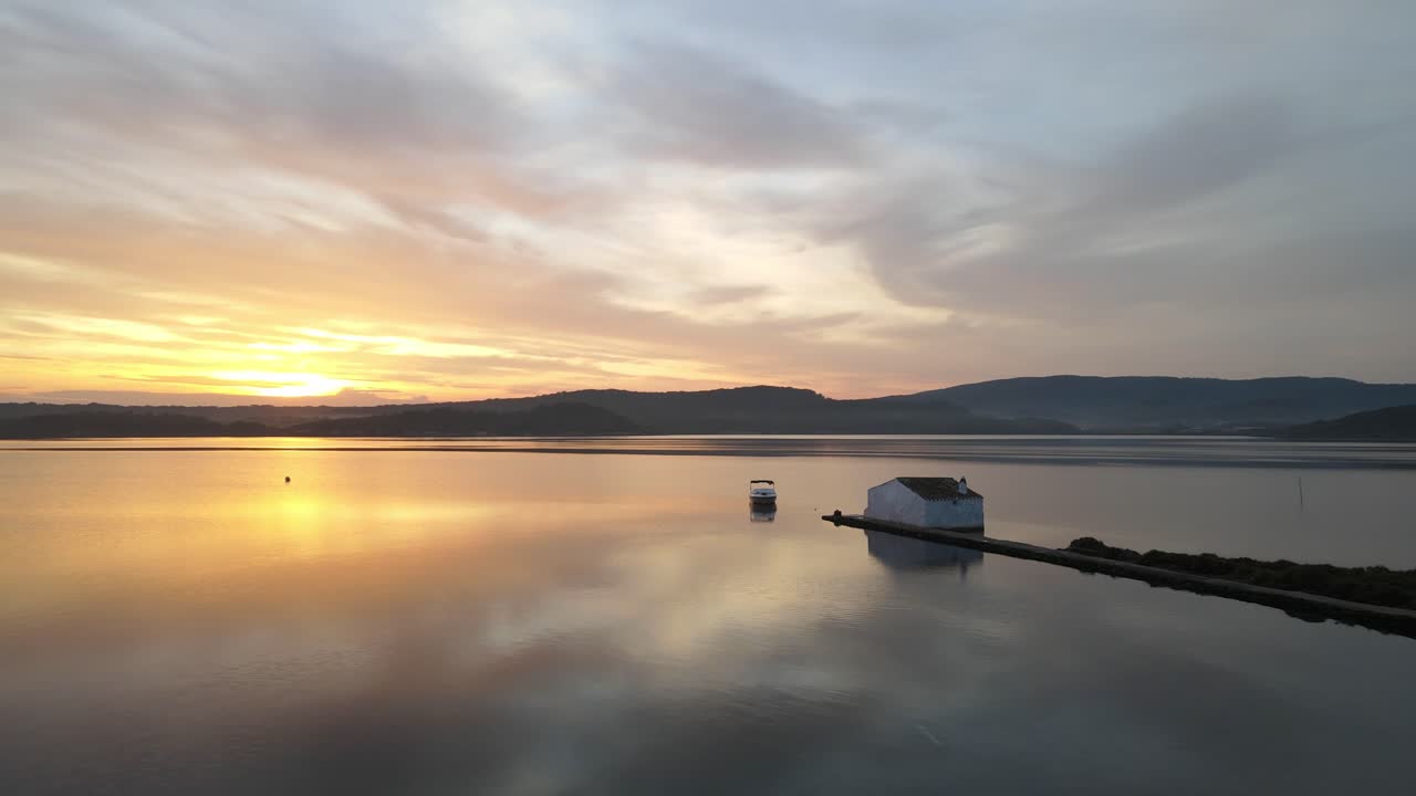 해가 지는 밤을 자랑하는 작은 낡은 주위를 날아다니는 드론