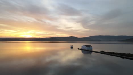 drone volando alrededor pequeño viejo jactado mientras el sol se pone por la noche
