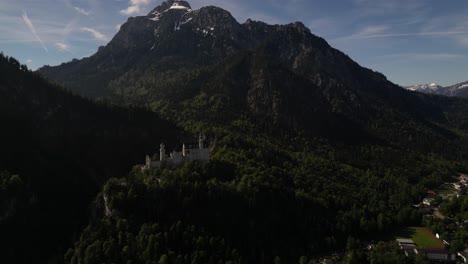 Erkunden-Sie-Das-Prächtige-Schloss-Neuschwanstein-Im-Herzen-Der-Grünen-Natur-In-Schwangau,-Bayern,-Deutschland