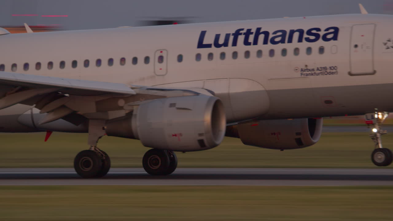 lufthansa airbus a319 приземляется в аэропорту