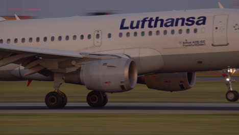 lufthansa airbus a319 aterriza en el aeropuerto