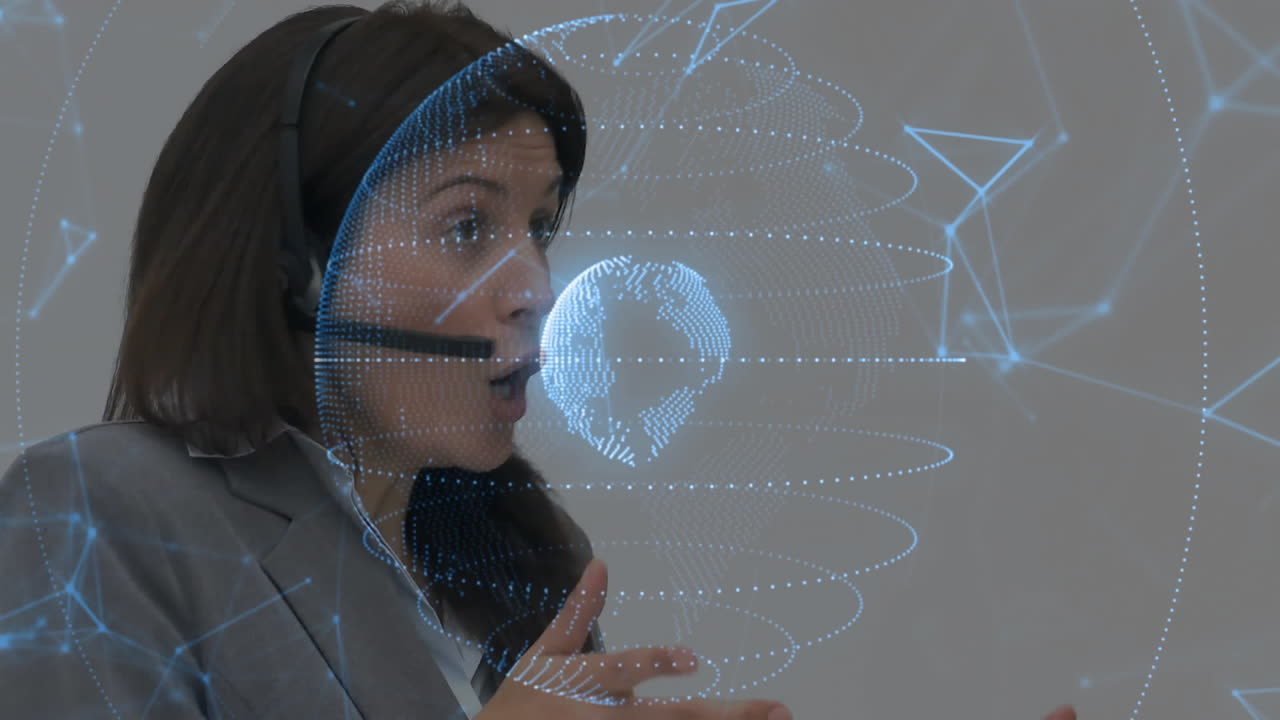Donna che parla con auricolare, con globo olografico e animazione di dati su di lei