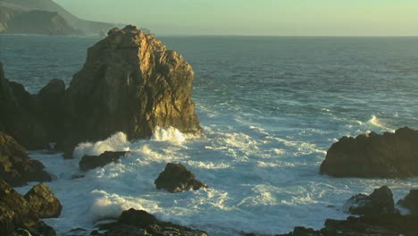 surf impulsado por una tormenta de invierno rueda en la costa de big sur de california 3