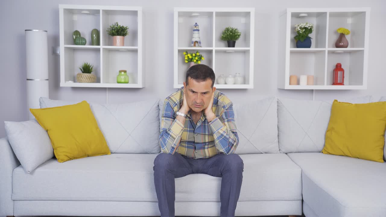 우울한  ⁇ 은이가 집에 혼자 있고 긴장하고 있어요.