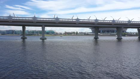 Luftdrohnen-langsame-Kamerafahrt-Der-Westlichen-Hochgeschwindigkeitsbrücke,-Finnischer-Meerbusen-In-Sankt-Petersburg,-Russland