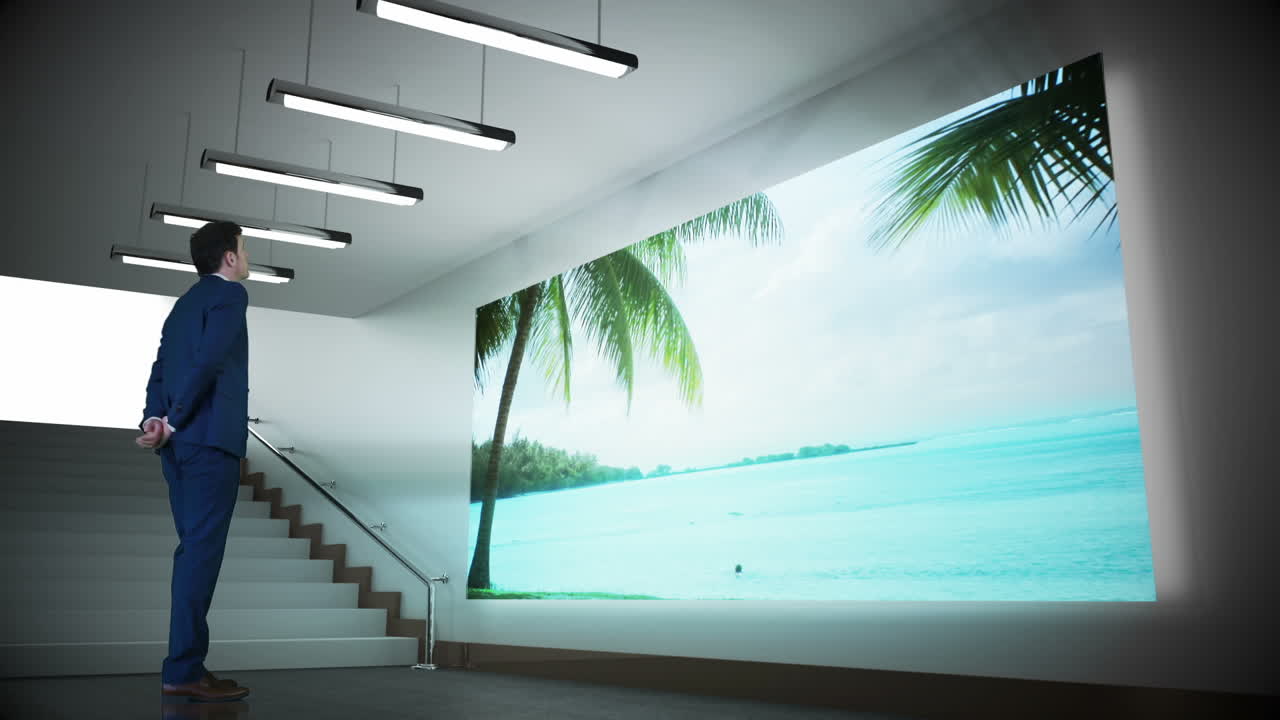 비치 파라다이스를 보여주는 화면을 보는 사업가