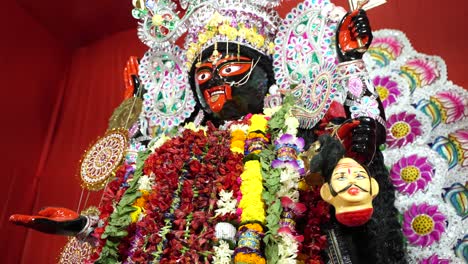 diwali es uno de los festivales más grandes de la india, kali, una de las deidades de los hindúes, es adorada en este festival