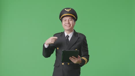 pilot holding tablet