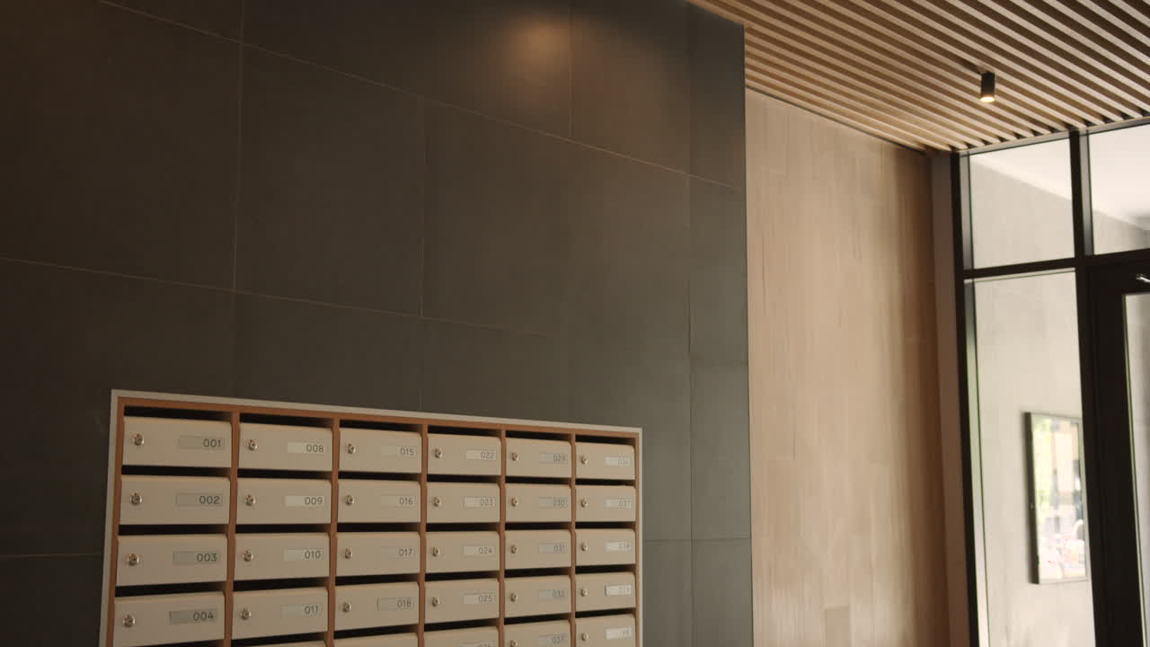 vestíbulo de un edificio de apartamentos moderno con buzones