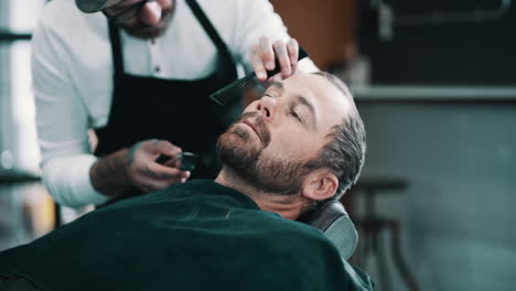 el barbero es el mejor lugar para aliviar el estrés.