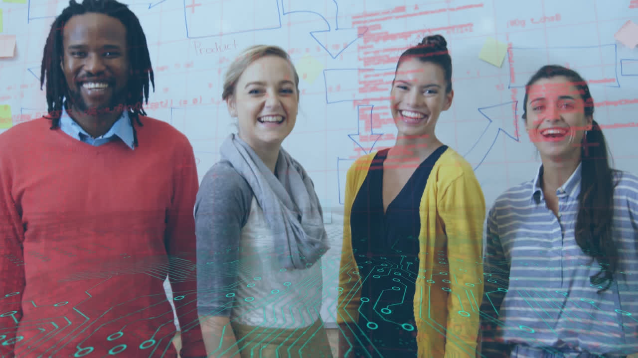 conexiones de microprocesador y procesamiento de datos contra diversos colegas de oficina sonriendo en la oficina