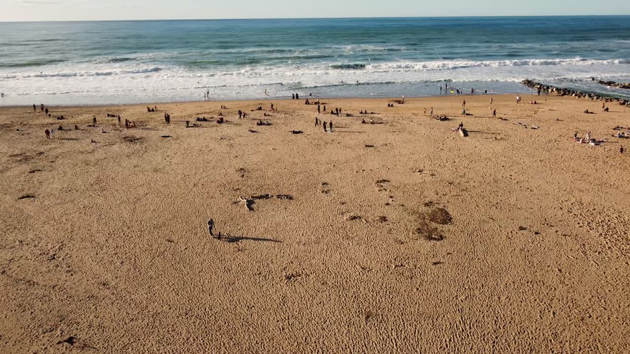 사람 들 과 함께 해변 장면