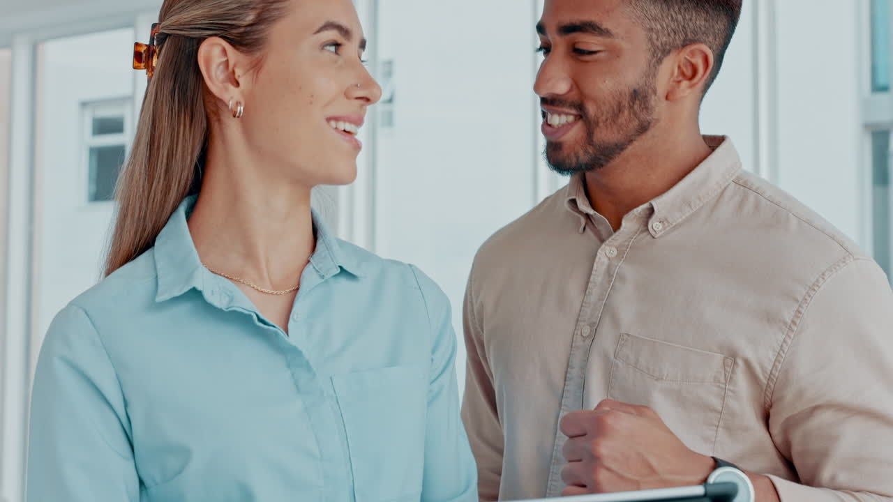 gente de negocios, tabletas y marketing digital