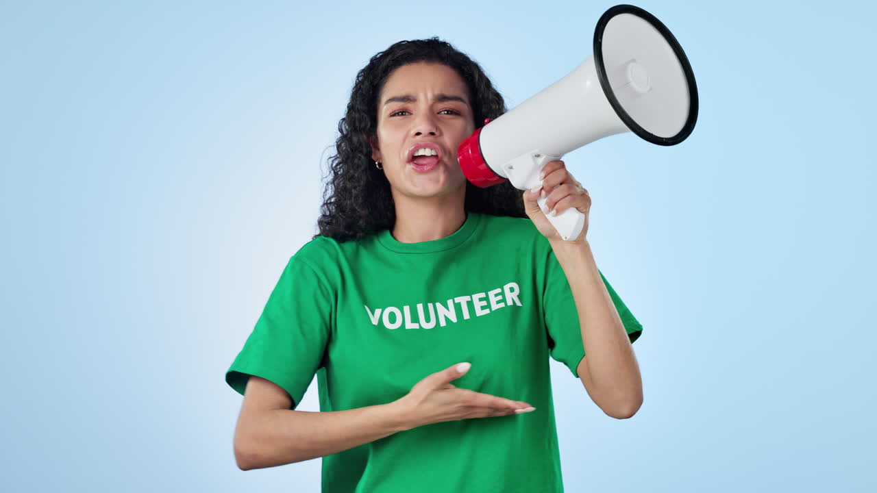 mujer, voz voluntaria y megáfono para la protesta