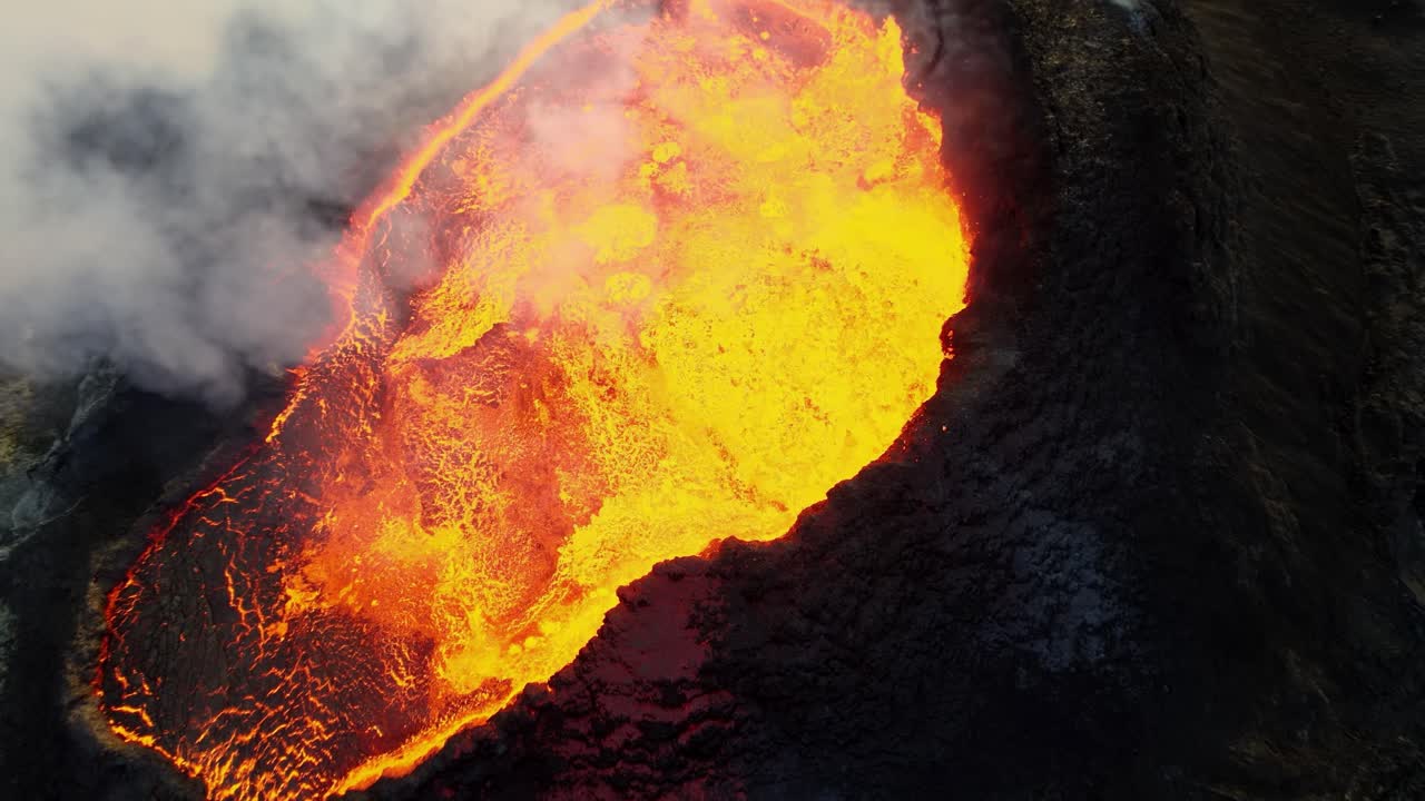 Eruzione attiva di un vulcano