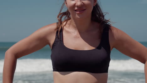 mujer practicando yoga en la playa