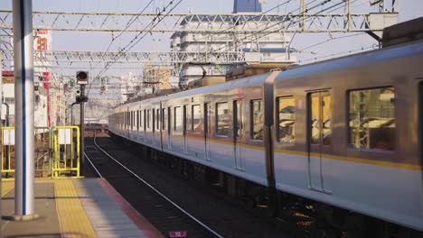 Tren-Que-Llega-A-La-Estación-De-Tsuruhashi-En-Japón,-Día-Cálido-Y-Soleado-En-Osaka