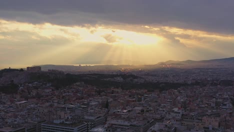 antena - toma general de atenas, grecia bajo una puesta de sol nublada