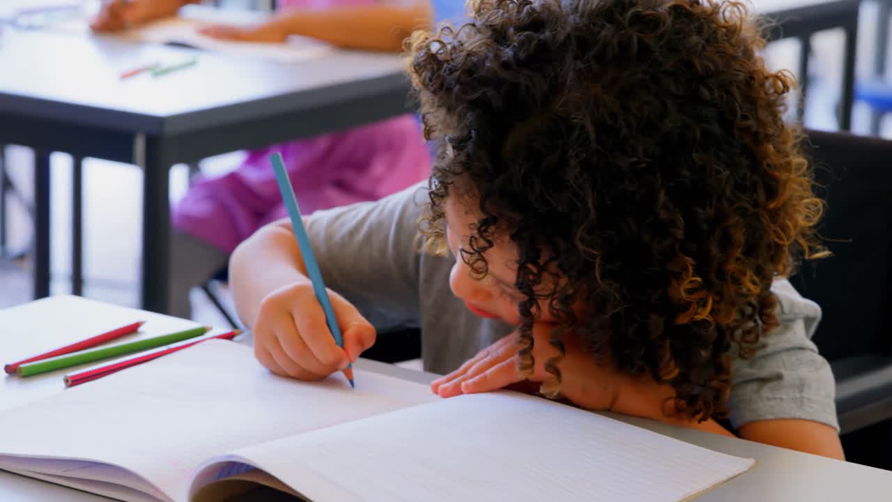 escolar estudiando en el escritorio en el aula en la escuela 4k