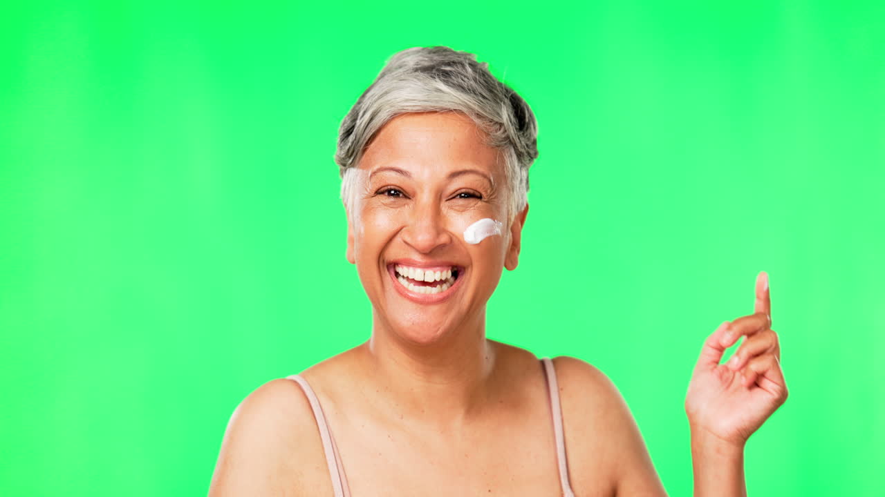 mujer mayor, crema y belleza en la pantalla verde