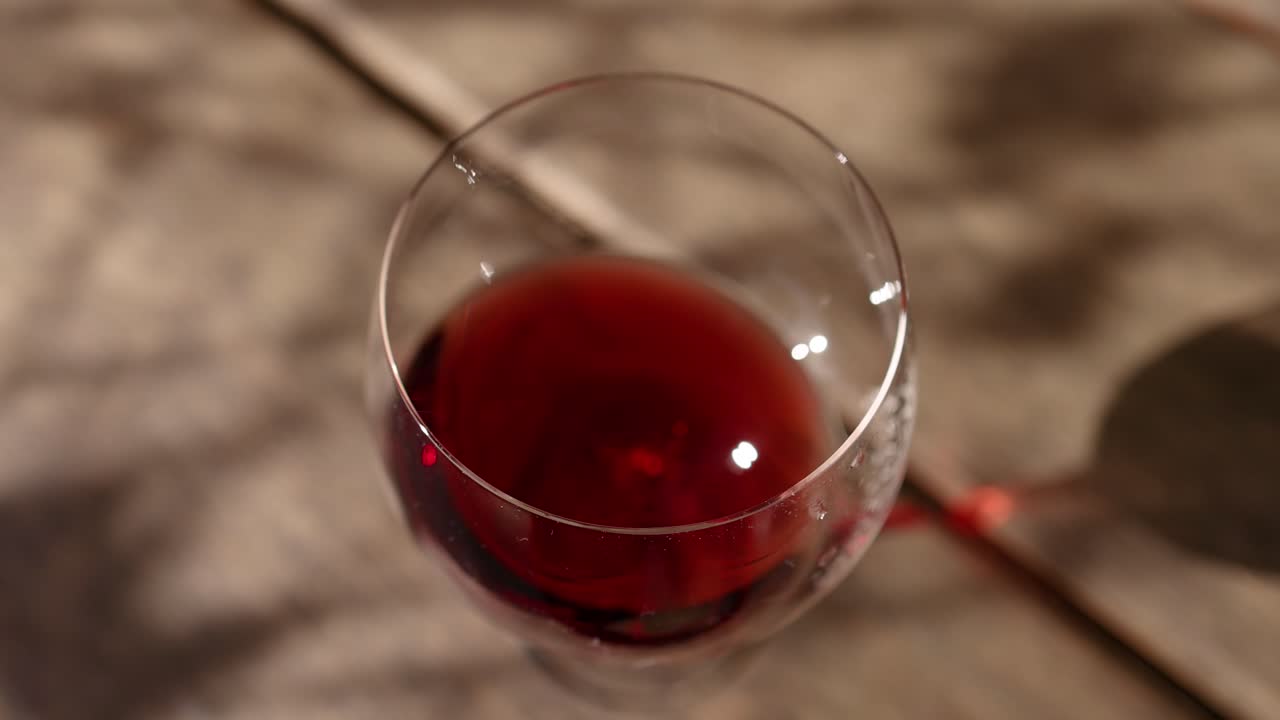 elegante vino rojo girando en un vaso