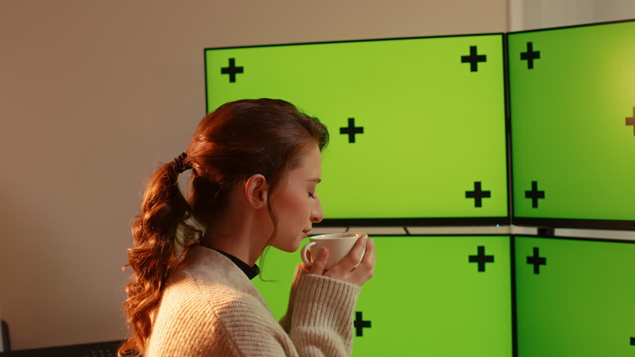 젊은 여성, 아 ⁇ 한 커피, 추적과 함께 여러 녹색 화면 컴퓨터 모니터