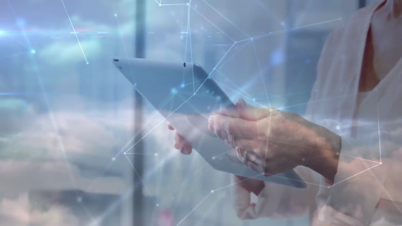 animación de la red de conexiones a través de una mujer de negocios caucásica usando una tableta