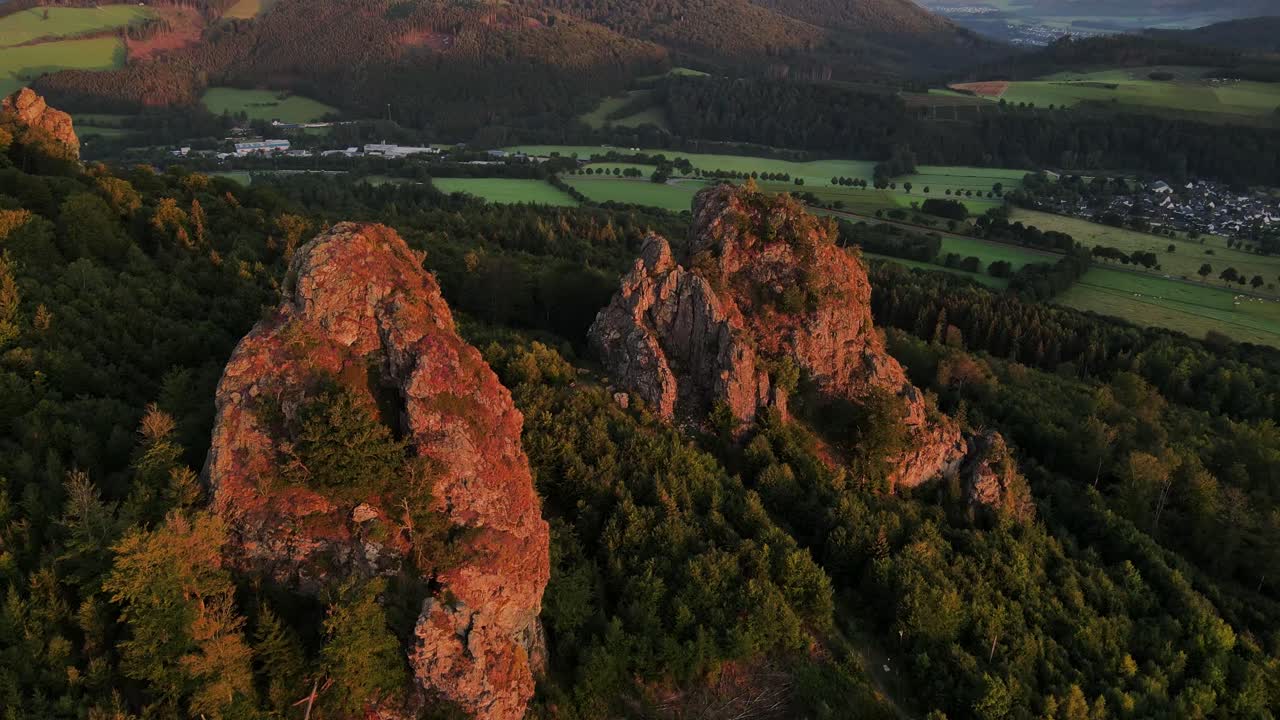 drone disparó montaña boscosa y montañas rocosas en un bosque de pinos en una tarde soleada