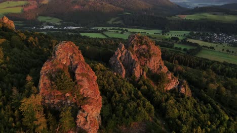 drone disparó montaña boscosa y montañas rocosas en un bosque de pinos en una tarde soleada