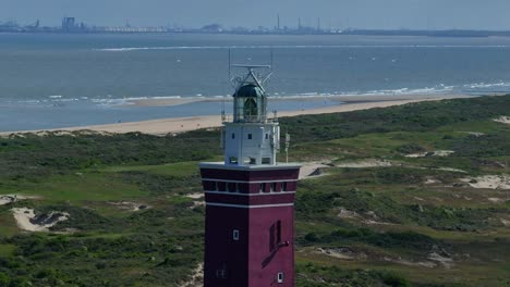 Primer-Plano-De-La-Estructura-De-Ladrillo-Rojo-Del-Faro-Faro-De-Westhoofd-En-Ouddorp,-Antena